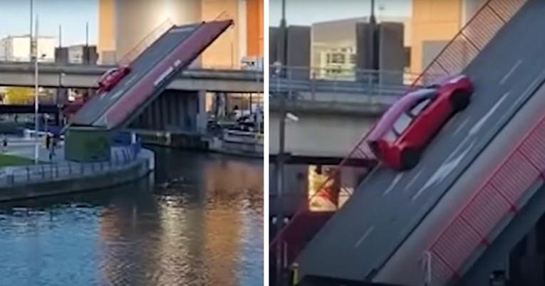 Семејство останало заробено во автомобил на мост што се крева, па почнале да се лизгаат (ВИДЕО)