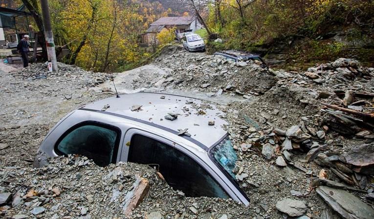 Свлечиште во БиХ затрупа автомобили напат (ВИДЕО)