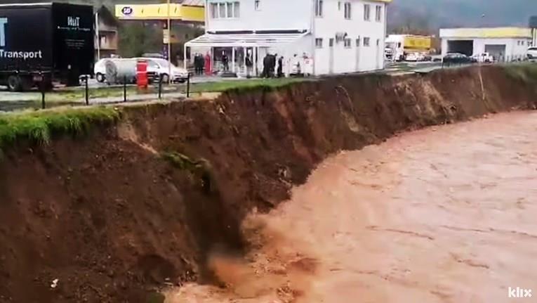 Апокалиптични сцени од Сараево, граѓаните се без струја поради поплавите (ВИДЕО)