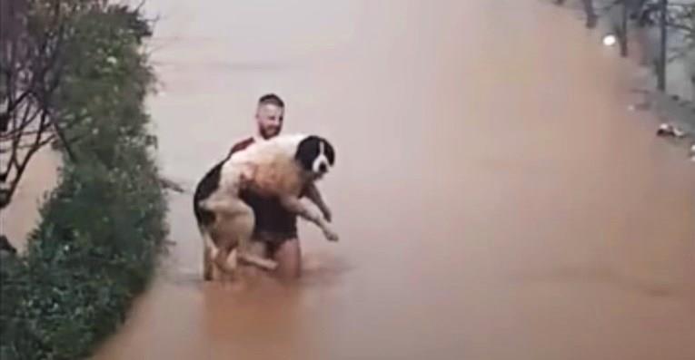 Херој на поплавите во БиХ: Сараевчанец истрча по долна облека за да спаси куче (ВИДEO)