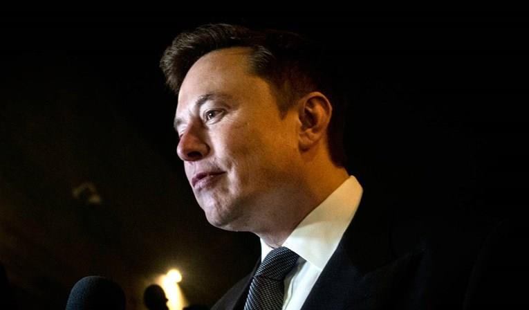 Маск го прифати предизвикот на Твитер и ги продаде акциите на Тесла 