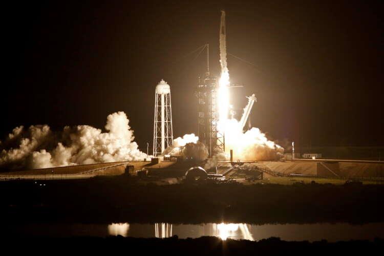 Капсулата на „Space X“ го транспортираше новиот екипаж до Меѓународната вселенска станица