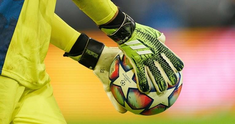 На француски голман му се заканува суспензија, зашто уринирал по голот