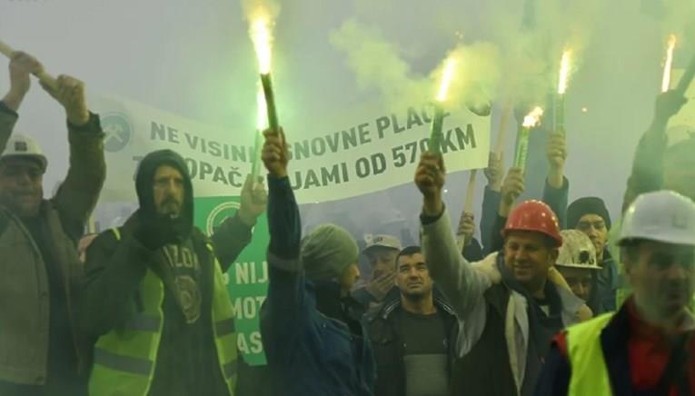 Босанските рудари на штрајк во Сараево, запалија 101 факел пред Владата
