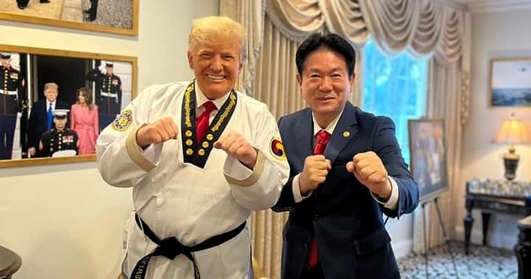 Доналд Трамп доби црн појас, највисоко ниво во таеквондо (ФОТО)
