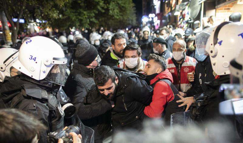 Полицијата го растури антивладиниот протест во Истанбул: Уапсени десетици демонстранти (ВИДЕO)