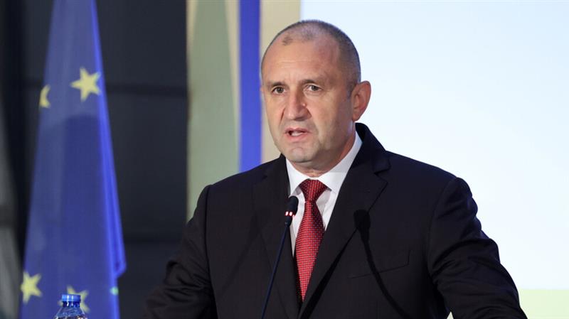 Радев во разговор со Вархеји: Бугарија очекува дијалогот со Македонија да даде резултати