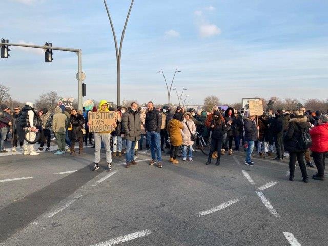Протести и блокади во Белград и ширум Србија, евидентирани неколку инциденти
