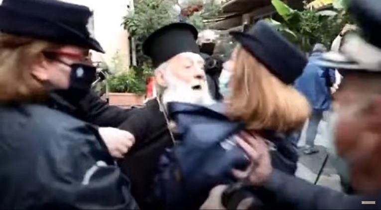 Видео: Уапсен свештеник во Атина кој го нарече папата неверник