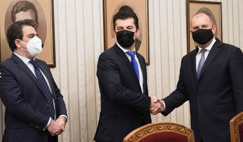 Радев побара од Петков и Василев да слушне каква е нивната позиција за Македонија