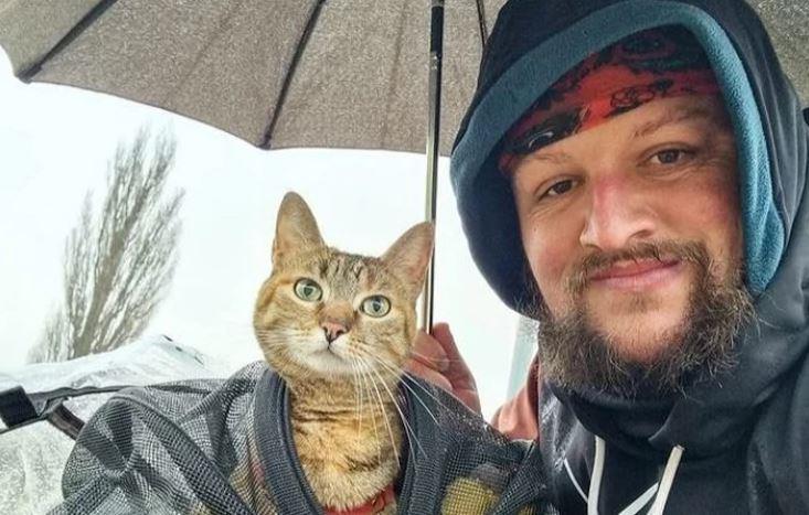 Патува низ светот на велосипед, единствено друштво му е мачката