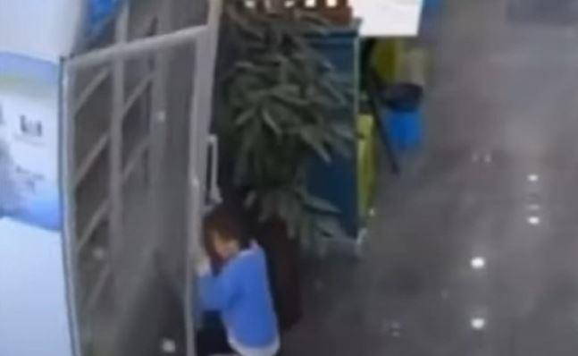 Драма во ресторан, фрижидер падна врз дете, а реакцијата на келнерот е непроценлива