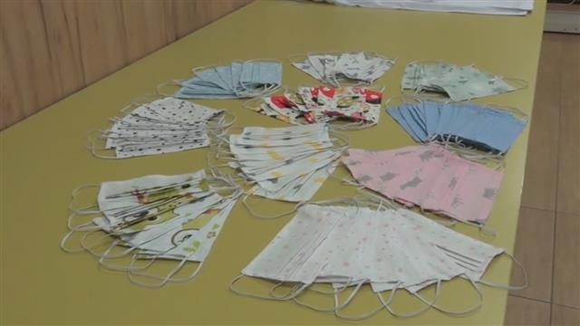Јапонски научници направиле маски, што светат под УВ кога на нив има трага од ковид-19