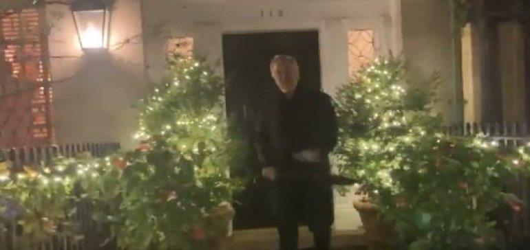 Видео: Алек Болдвин со чадор нападна новинар на сред улица
