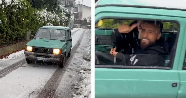 Ѕвезда на Интер ја вози својата девојка во Фиат Панда, а има „ѕверови“ во гаражата (ВИДЕО)