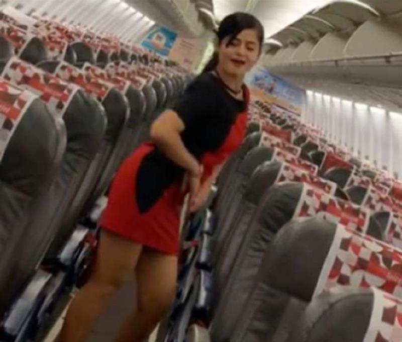 Стјуардеса мислела дека никој не ја гледа, па направила нешто што ги излуде мажите