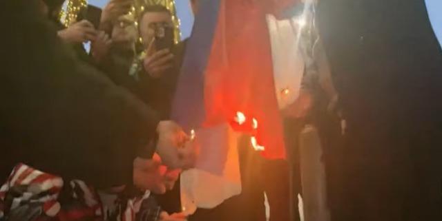 Со палење српски знамиња се протестира во Тирана, Рама со осуда (ВИДЕО)