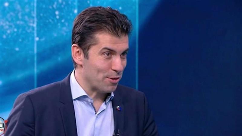  Бугарскиот премиер Кирил Петков ја поднесе оставката во народното собрание