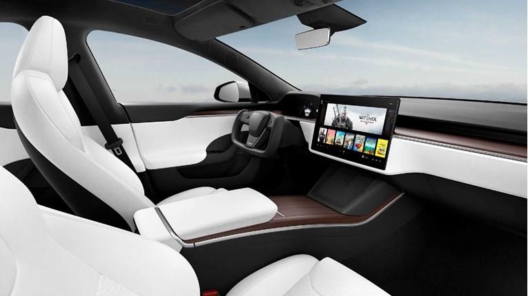 Tesla Motors укинува важен додаток на инфозабавата 