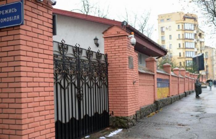 Со молотови коктели е нападнат рускиот конзулат во Украина 