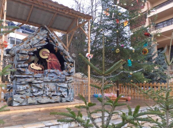 Реплика на Исусова пештера поставена во центарот на Кичево