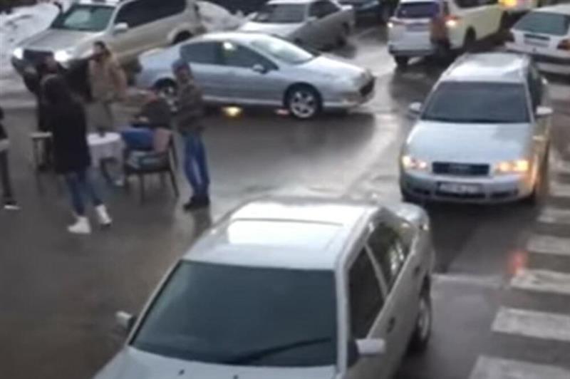 Црногорските угостители протестираат со маси и столови на улиците (ВИДЕО)