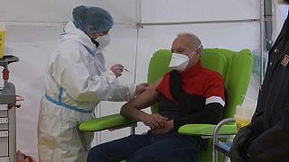 Наместо низа дополнителни дози против Ковид-19,наскоро ќе има само една вакцина за цел живот