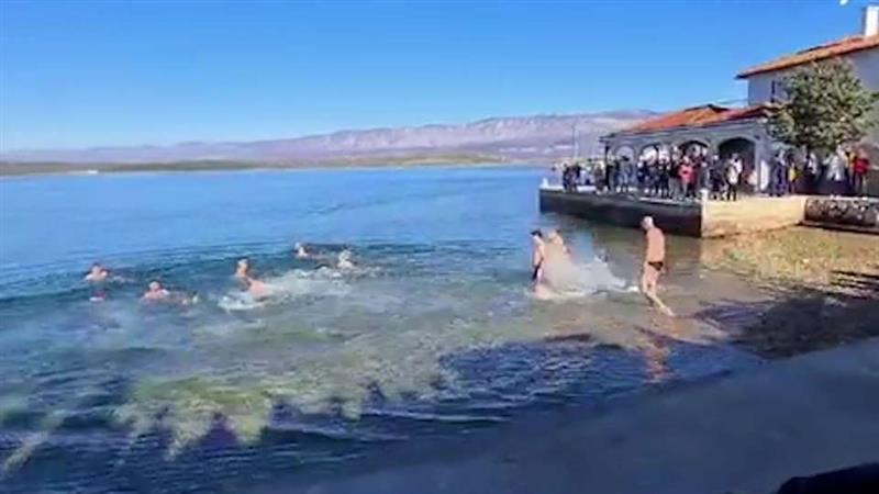 Во Дубровник соборен температурниот рекорд за јануари, луѓето се капea
