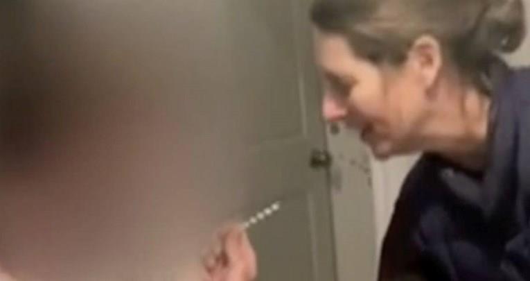 Наставничка во Њујорк вакцинирала деца- уапсена е (ВИДЕО)