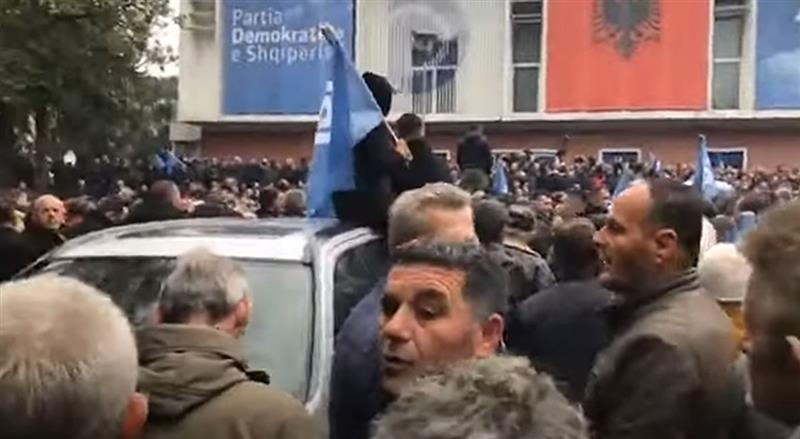 Приврзаници на Бериша се обидоа насилно да влезат во седиштето на ДП