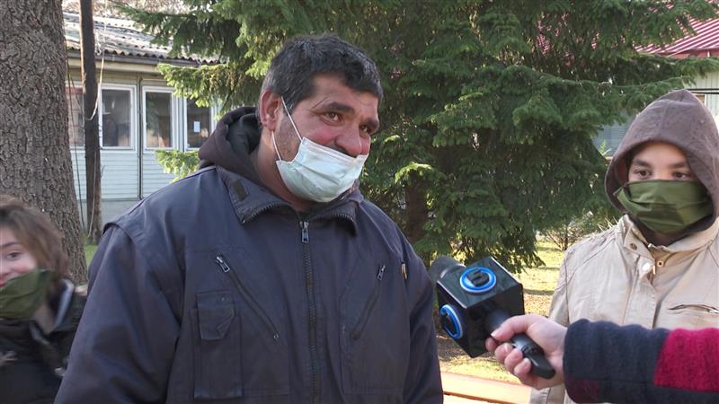 По сторијата на Канал 5, Денис доби вработување во Општина Центар