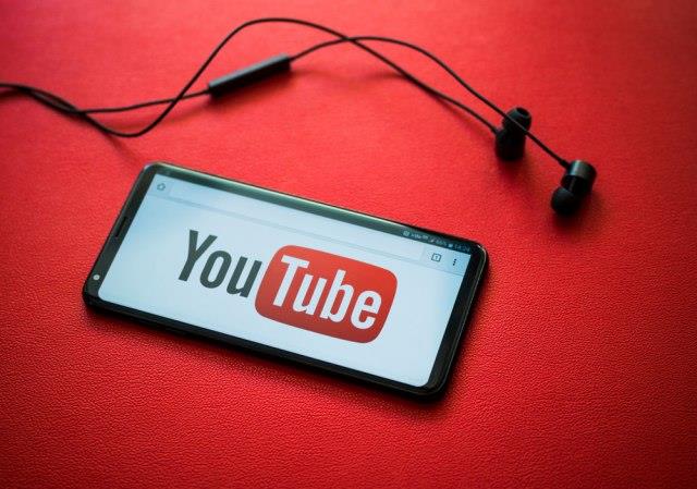 „YouTube“ тестира паметно преземање на видеа за телефони