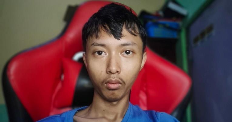 Студент со години се снимал како седи пред компјутер, од фотографиите станал милионер (ФОТО)