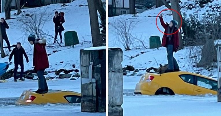 Снима селфи додека автомобилот и` пропаѓа во замрзната река (ВИДЕО)