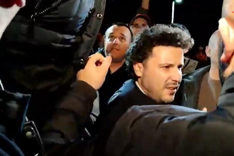 Хаос во Подгорица: Вицепремиерот Абазовиќ влезе меѓу демонстрантите (ВИДЕО)