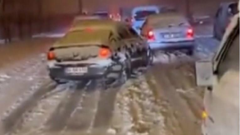 Најмалку тројца загинати во тешка автобуска несреќа во Турција поради снежното невреме (ВИДЕО) 