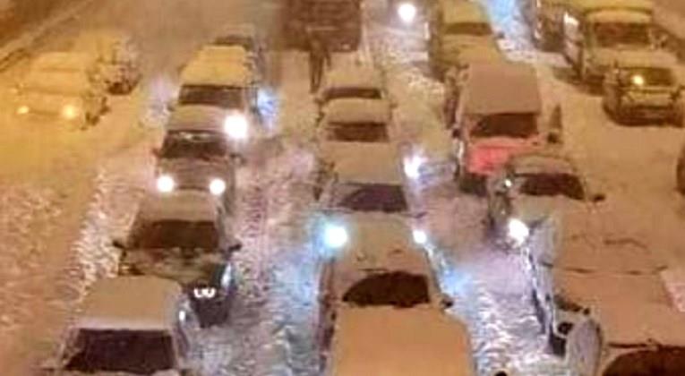 Снежно невреме предизвика хаос во сообраќајот во Грција и во Турција (ВИДЕО)