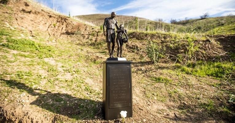 Коби и Џана Брајант добија споменик на местото на несреќата, веднаш ќе биде отстранет 