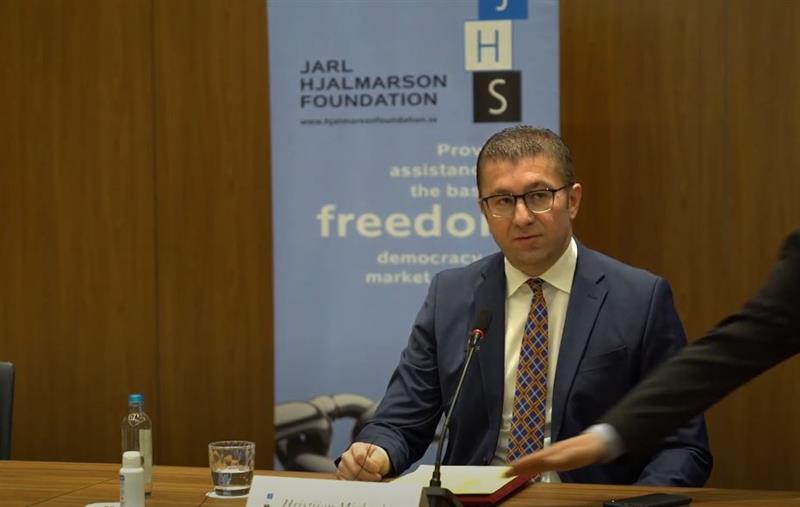 Мицкоски во Кочани ја следи состојбата по пожарот, ја одложи посетата во Подгорица