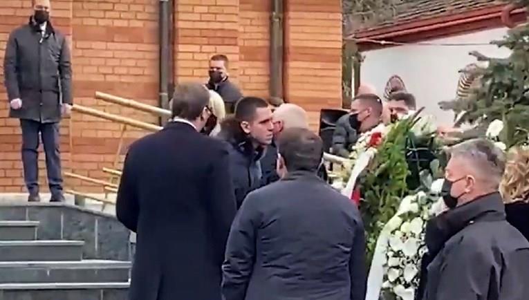 Погребана е првата сопруга на Вучиќ, тој и` се заблагодари за децата Милица и Данило (ВИДЕО)