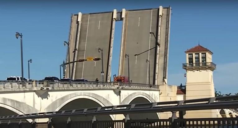 Американка падна од подвижен мост и загина (ВИДЕО)