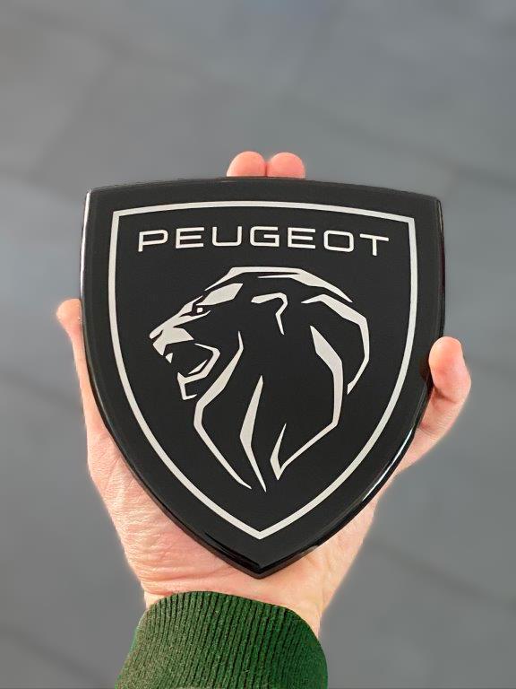 Високотехнолошки „тајни“ на новиот амблем кај Peugeot 308