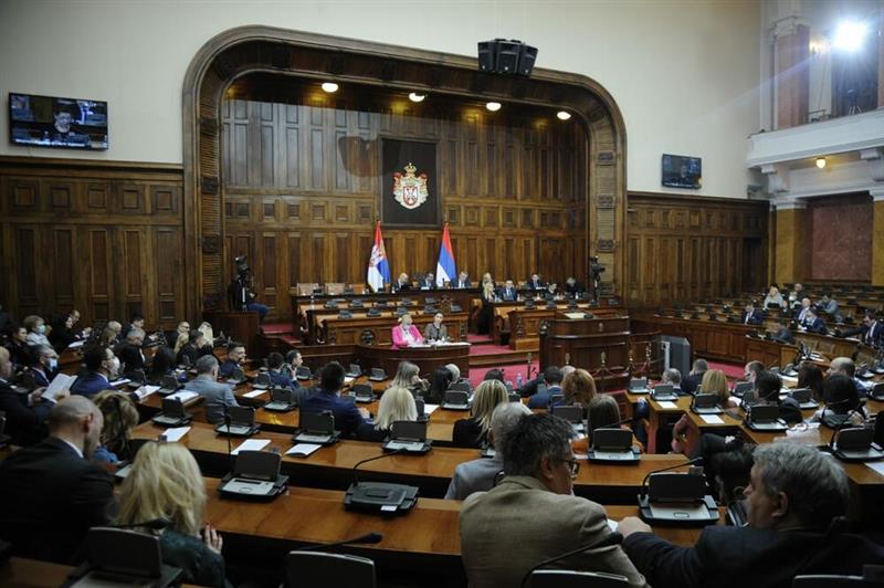 Србија го менува Уставот, измените прогласени со химна и построена гарда  