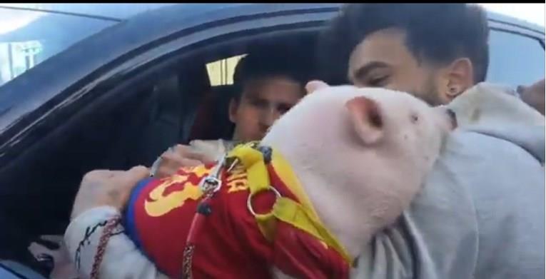 Навивач му дал прасе на потпис на фудбалер на Барселона (ВИДЕО)