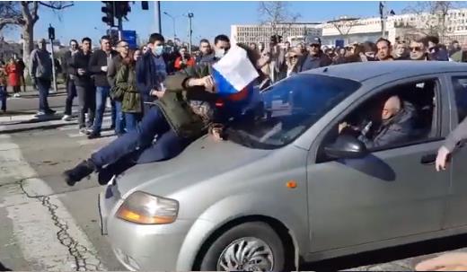 Видео: Автомобил удри момче на протестот пред Палатата Србија