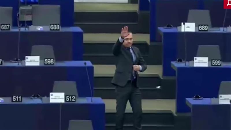 Скандал во европскиот парламент, Џамбаски со нацистички поздрав