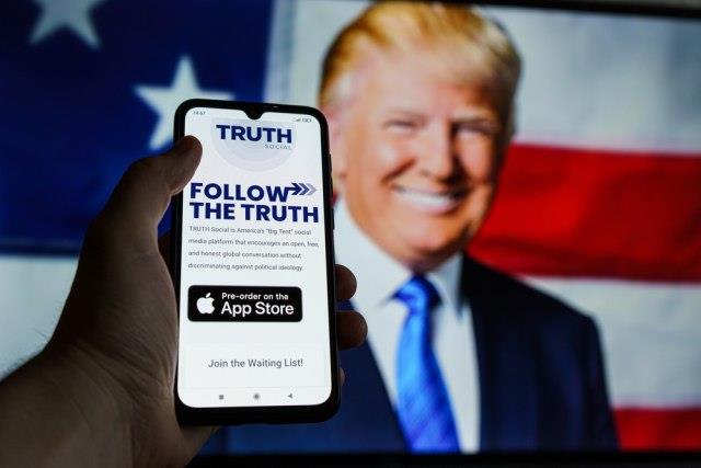 Околу 500 луѓе ја тестираат социјалната мрежа на Доналд Трамп