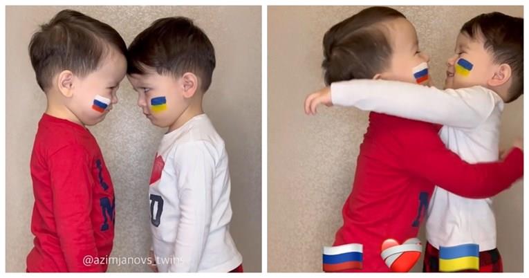 Двегодишни близначиња со руско и украинско знаме повикуваат на мир (ВИДЕО) 