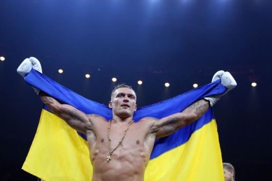  Светскиот шампион во бокс Олександр Усик се врати дома во Украина,за да ја брани својата земја