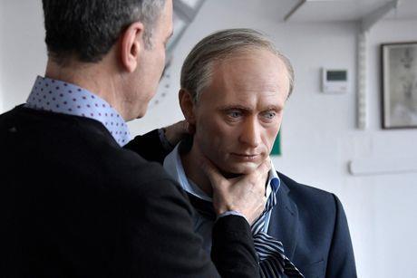 Отстранета восочната фигура на Путин од Музејот во Париз